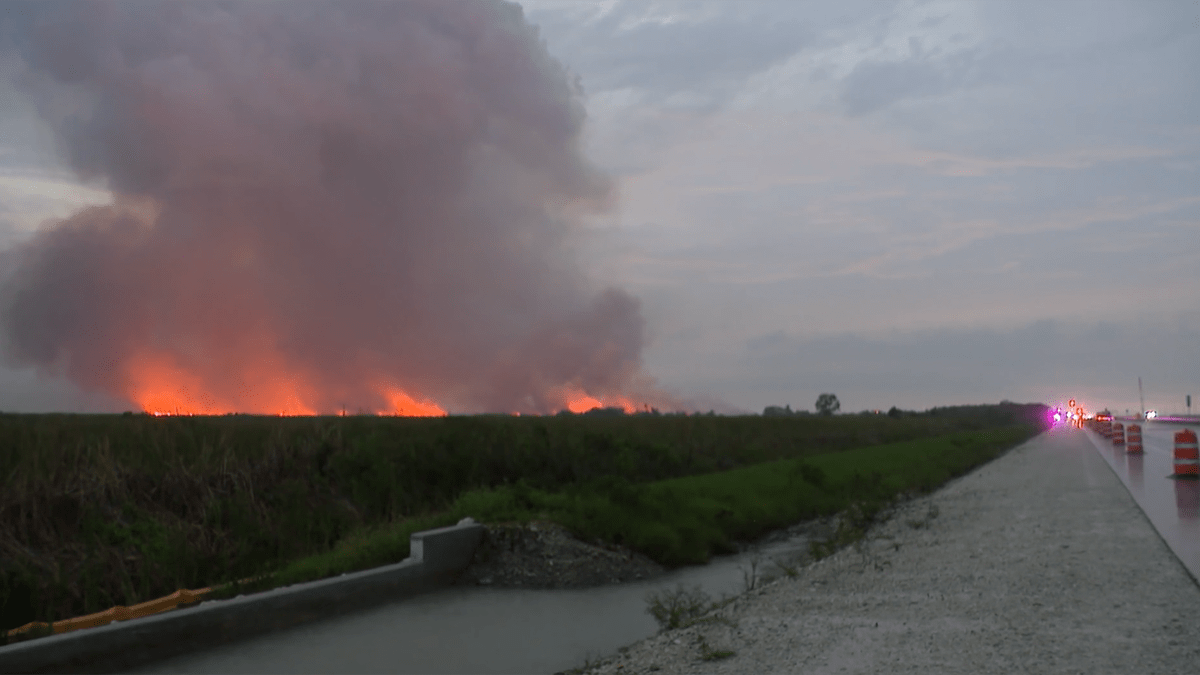 Large brush fire burns hundreds of acres in southwest Miami-Dade